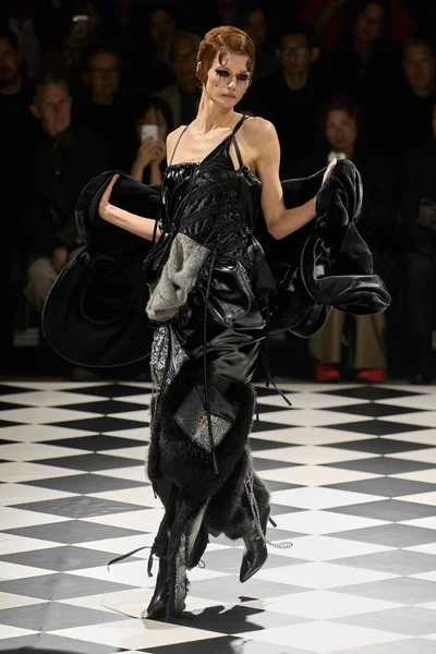 Look 16